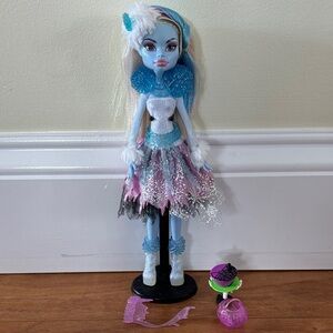 Monster High Ghouls Rule Abbey Bominable Doll